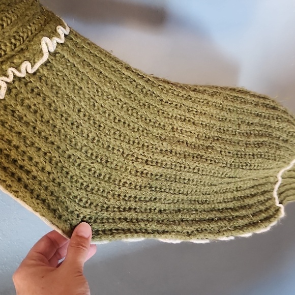 PrettyLittleThing cropped balloon sleeves lettuce hem olive green crew n… - Picture 6 of 8